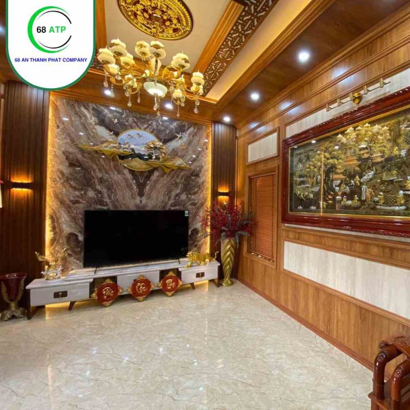 Phòng khách có tấm  nhựa ốp tường 